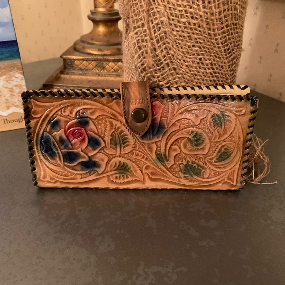 70’s VINTAGE, HAND TOOLED Leather ladies bi- fold wallet. STAMPED MEXICO.
